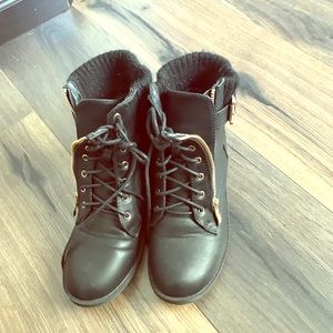 Zip up combat style boots 🥾